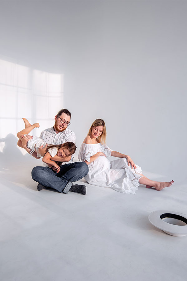 in-white-minimalistic-interior-the-family-is-havin-U5Q9HQSa.jpg